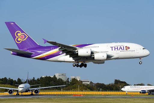 Thai Airways hoặc Singapore Airline là các hãng hàng không khai thác đường bay thẳng đến Angola