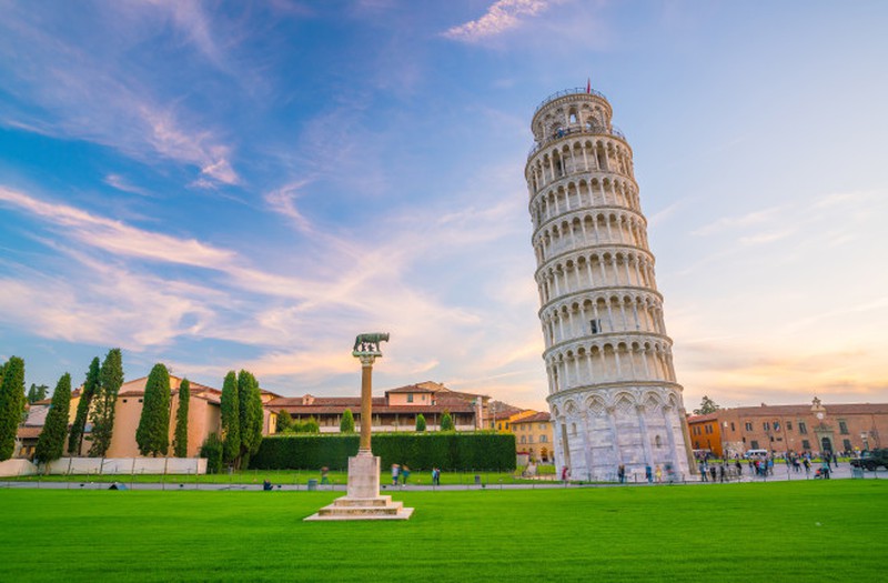 Tháp nghiêng Pisa nổi tiếng ở Italia