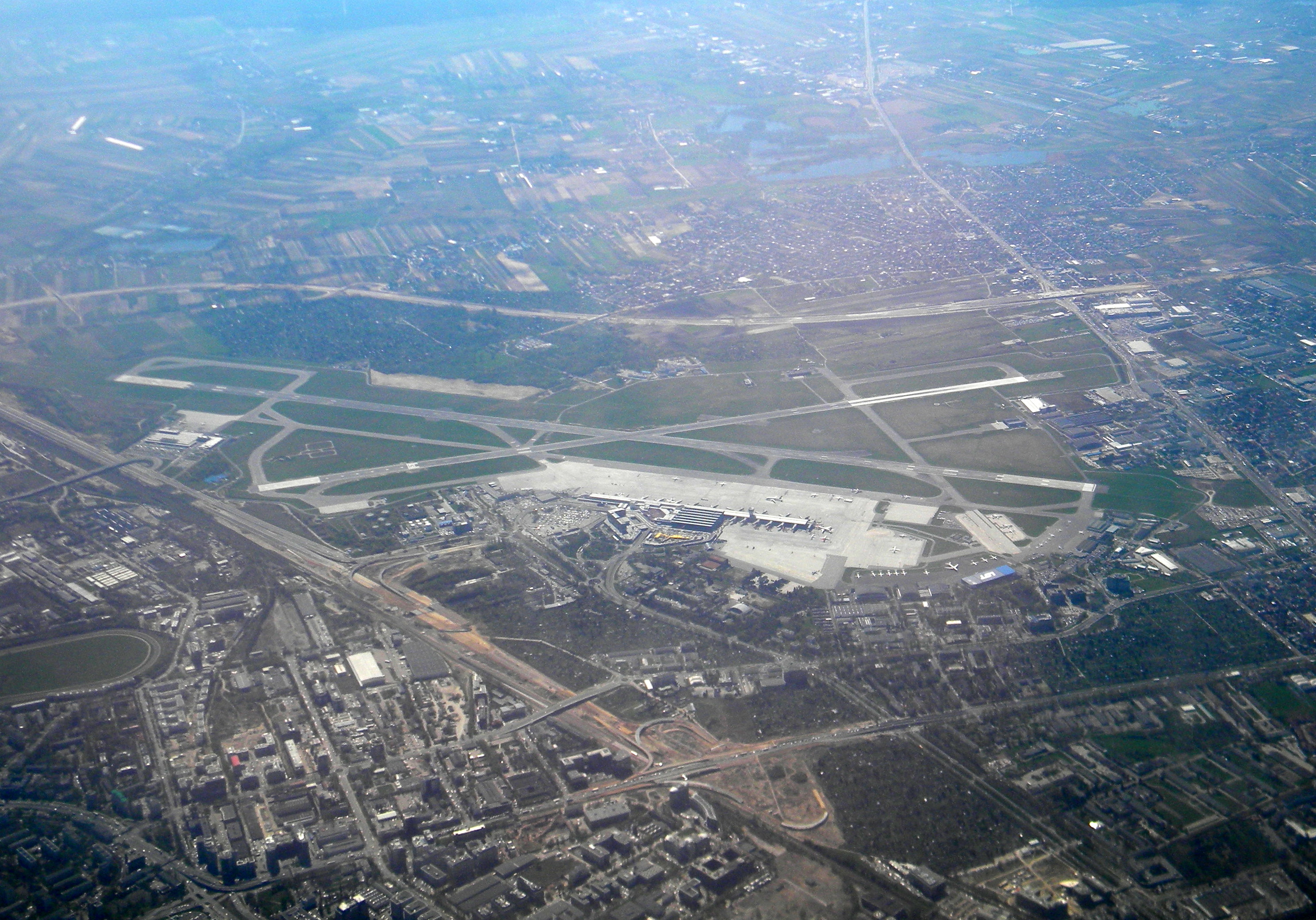 Toàn cảnh sân bay Frédéric Chopin Warszawa nhìn từ trên cao