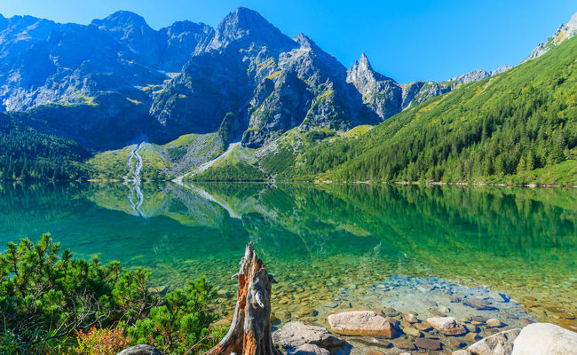 Vùng núi Tatras với những ngọn núi xanh bạt ngàn và những thung lũng quanh co 