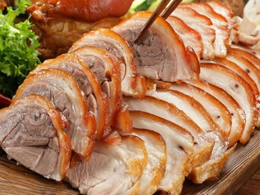 Món thịt lợn cắp nách thơm ngon là được chế biến từ giống lợn nuôi thả rông của đồng bào dân tộc Mông