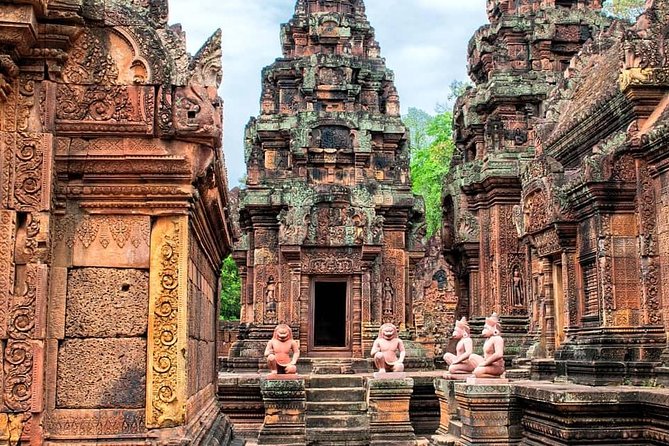 Banteay Srei được tọa lạc hơi xa so với khu Angkor chính
