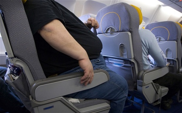 Những người có chiều cao, cân nặng quá khổ thì nên chọn những vị trí ngồi rộng
