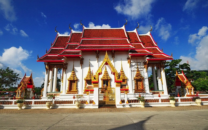 Wat Chalong được xây dựng từ thế kỷ 19 với kiến trúc vô cùng độc đáo