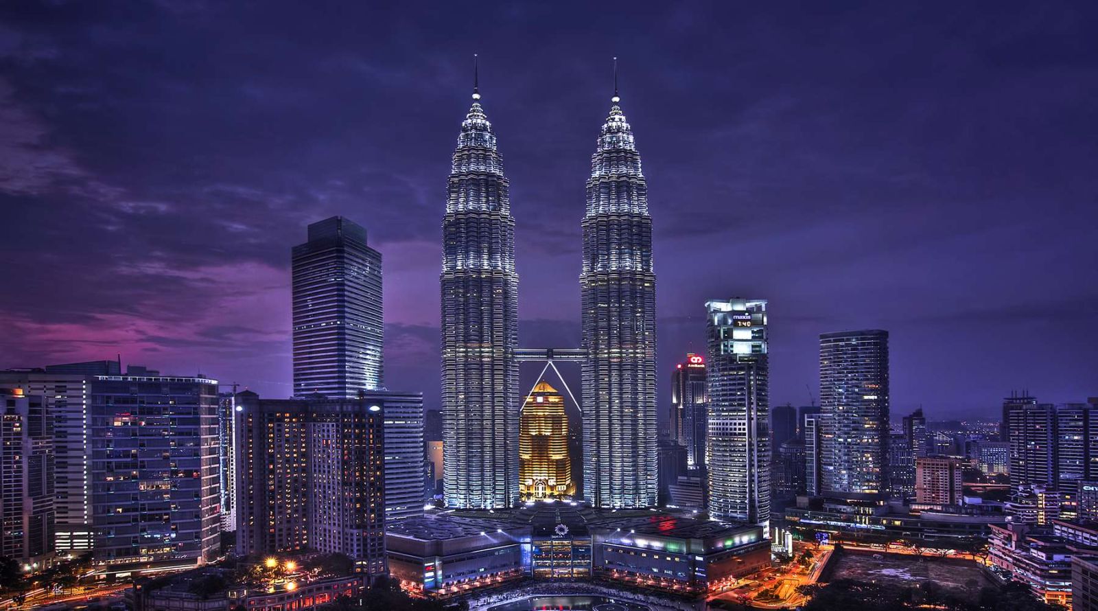 Tháp đôi Petronas có tất cả 88 tầng được thiết kế bởi hai kiến trúc sư nổi tiếng Cesar Pelli và Associates.