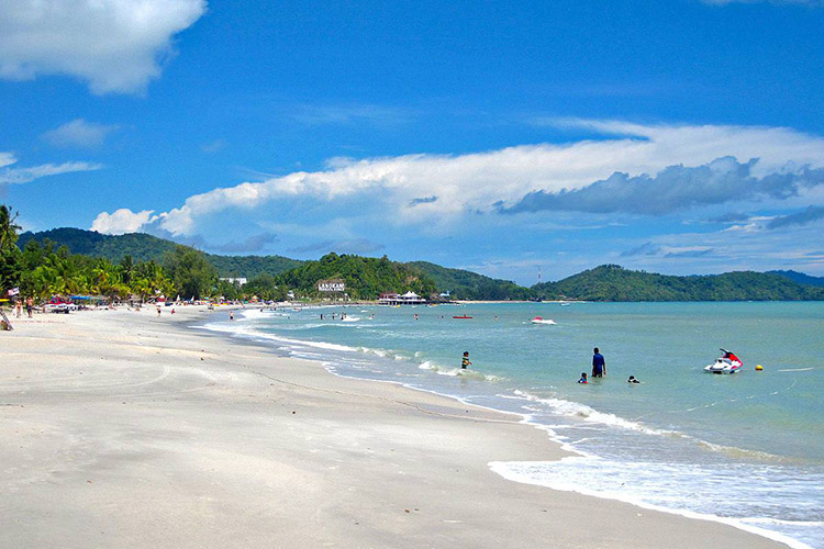Pantai Cenang được mệnh danh là bãi biển nhộn nhịp và đẹp nhất nằm trên đảo Langkawi.