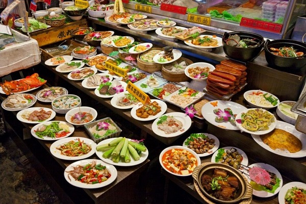 Bang Khun Non thu hút du khách ghé thăm bởi đồ ăn chất lượng