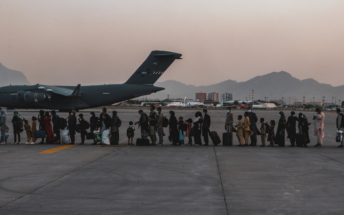 Sân bay quốc tế Kabul là sân bay chính đón các chuyến bay quốc tế. 