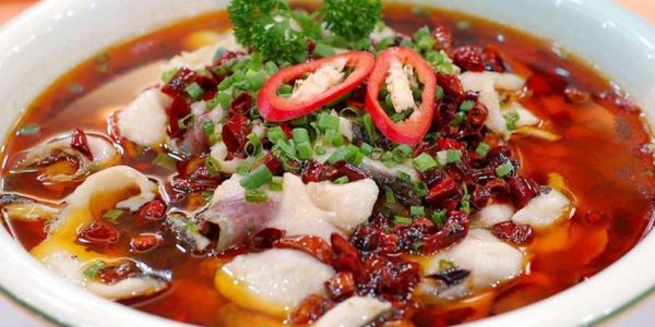 Lẩu cá cay với vị cay nồng ấm áp là món ăn cực kỳ được ưa chuộng tại Phượng Hoàng Cổ Trấn