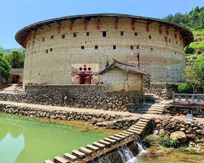 Thổ lâu được xây dựng với mục đích kết hợp khu vực nhà ở với pháo đài kiên cố phòng thủ