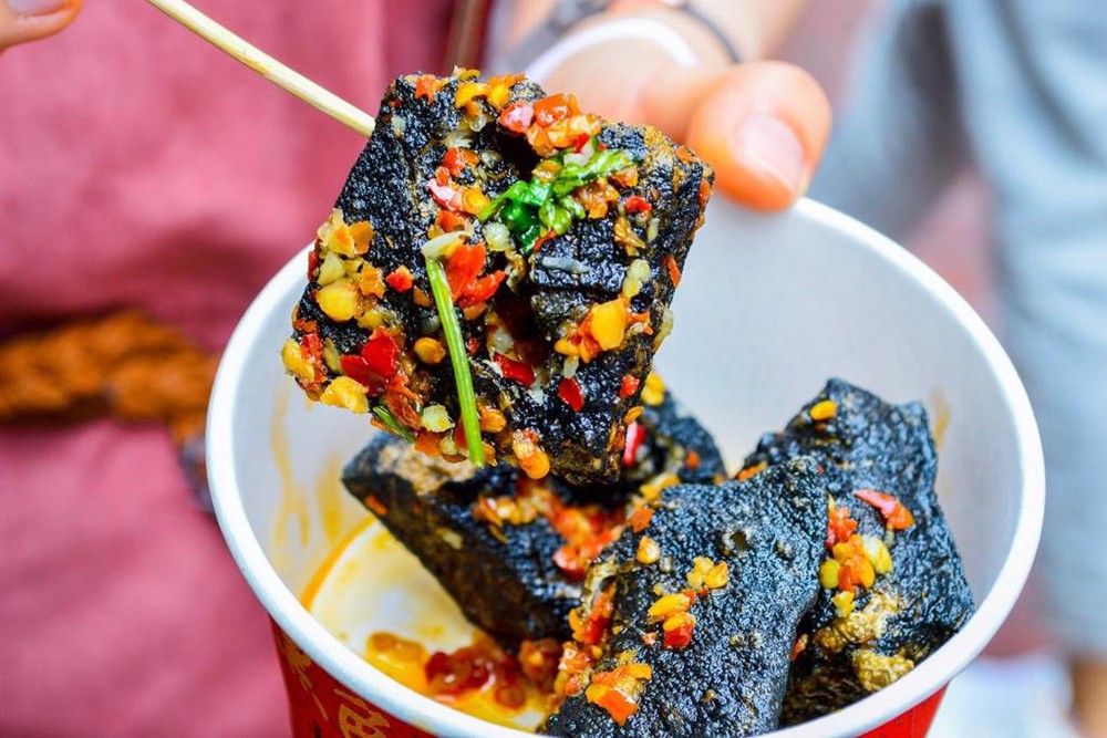 Đậu phụ thối là món ăn nhất định phải thử khi đến với mảnh đất cổ trấn