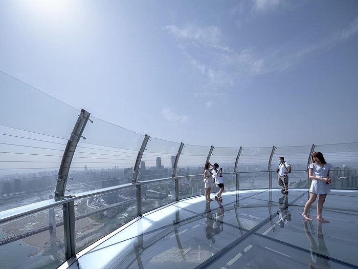 Khu đài quan sát riêng tại Skybridge có khu vực sàn làm bằng kính trong suốt