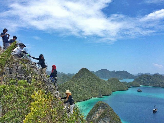 Một chuyến trekking rừng rậm hoang sơ Raja Ampat chính là một trải nghiệm thú vị du khách nên thử