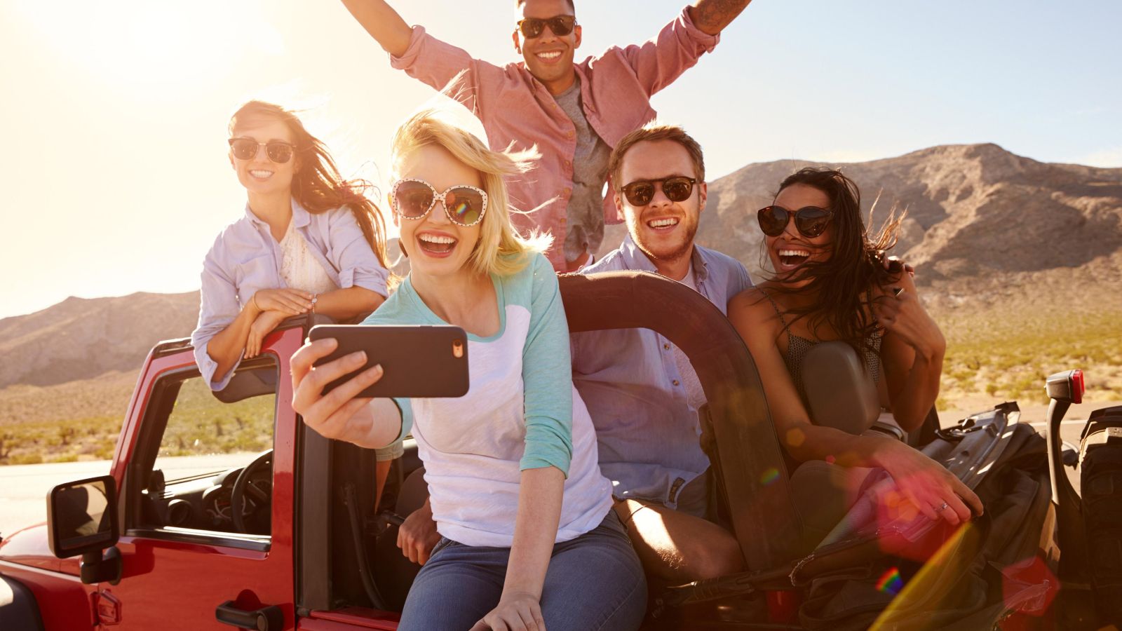 Thứ hai, du khách có thể tới đại lý bán lẻ vé máy bay giá rẻ để mua.