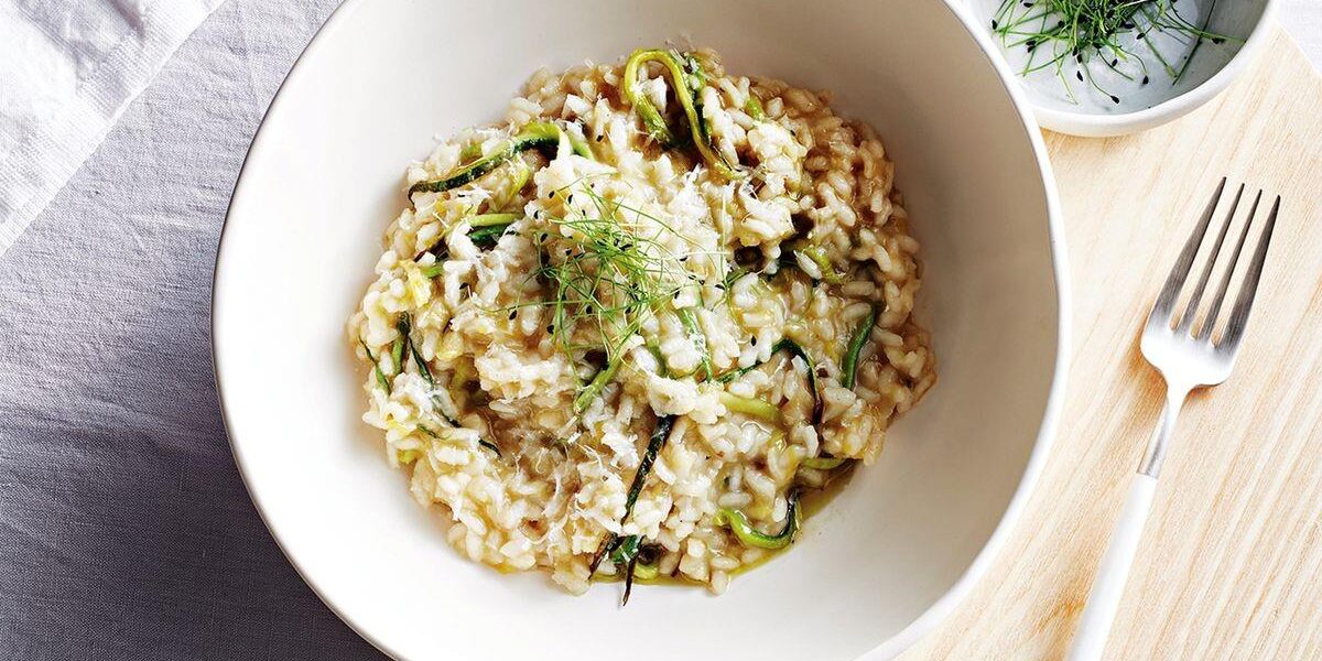 Đây là món cơm thập cẩm với thịt hầm, trông thì có vẻ đơn giản nhưng để làm ra món này, đầu bếp phải mất từ 7 - 12 tiếng đồng hồ để đun. 