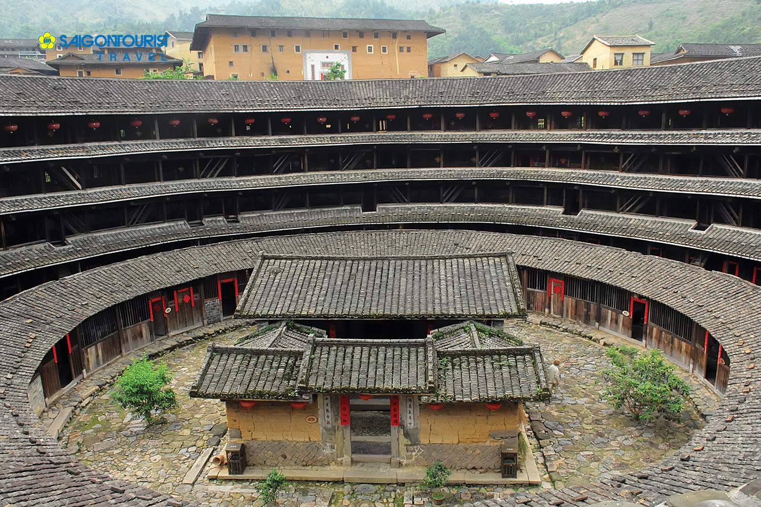 Thổ Lâu các khu nhà ở xây được xây dựng bằng đất, cao 3 - 5 tầng, bên trên lợp ngói