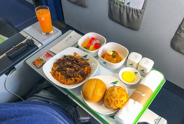 Suất ăn hạng thương gia Bamboo Airways được phục vụ vô cùng chu đáo