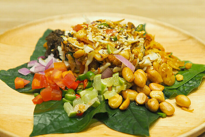 Salad lá trà xanh hay còn gọi là Laphet thoke, đây là một trong những món ăn vô cùng nổi tiếng tại Myanmar.