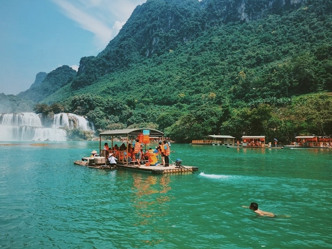 Hoạt động trải nghiệm đầu tiên mà bạn không nên bỏ lỡ là đi thuyền máy tiến đến chân thác