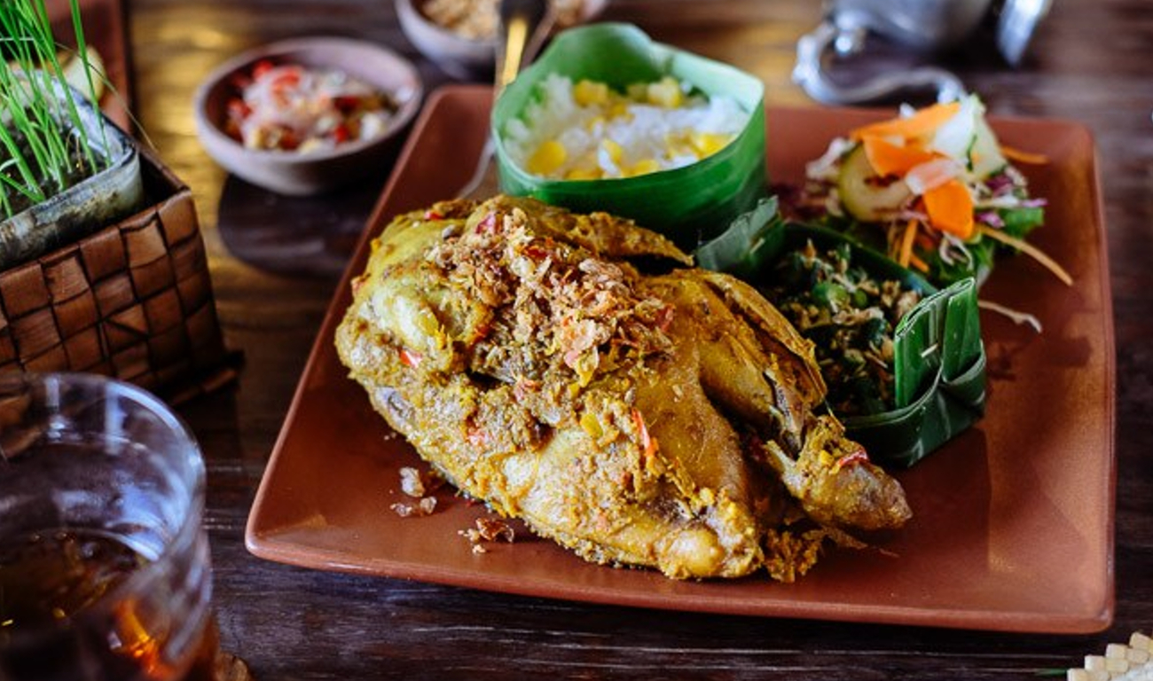 Bebek betutu là món ngon hấp dẫn được chế biến từ thịt vịt