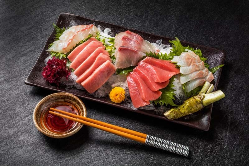 Sashimi là một trong những món ăn chắc chắn thực khách không nên bỏ qua khi tới với vương quốc mặt trời mọc.