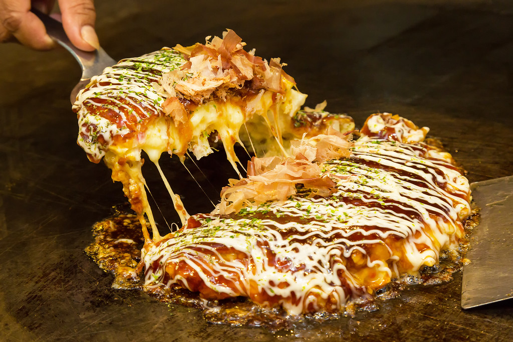 Okonomiyaki là món bánh xèo nổi tiếng của Nhật Bản mang hương vị truyền thống.