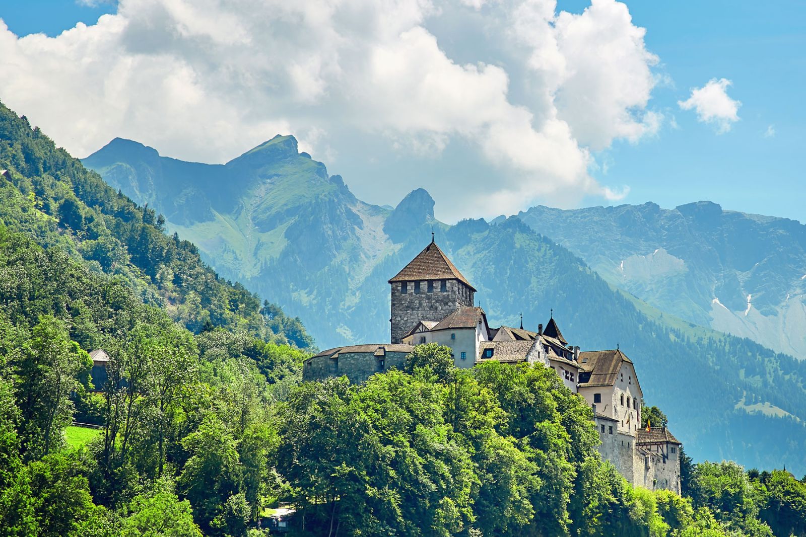 Liechtenstein là quốc gia thứ 5 trong danh sách những đất nước không có sân bay thương mại trực tiếp