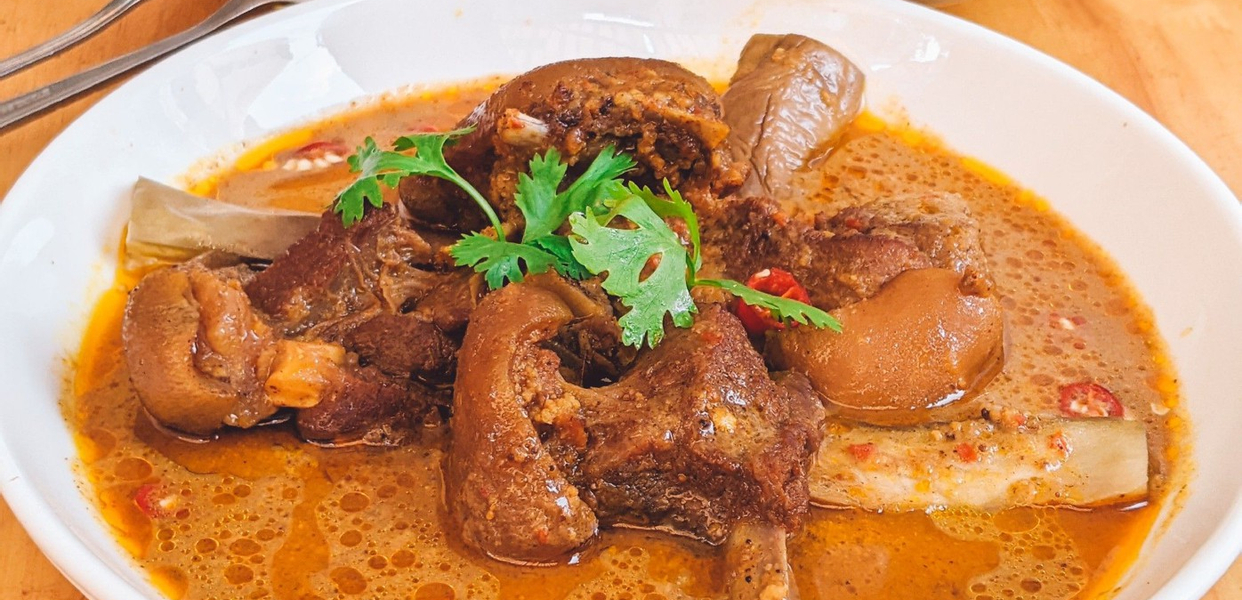 Mỗi khi nhắc tới Ấn Độ, không ai là không biết tới món Cà ri nổi tiếng thế giới này. 