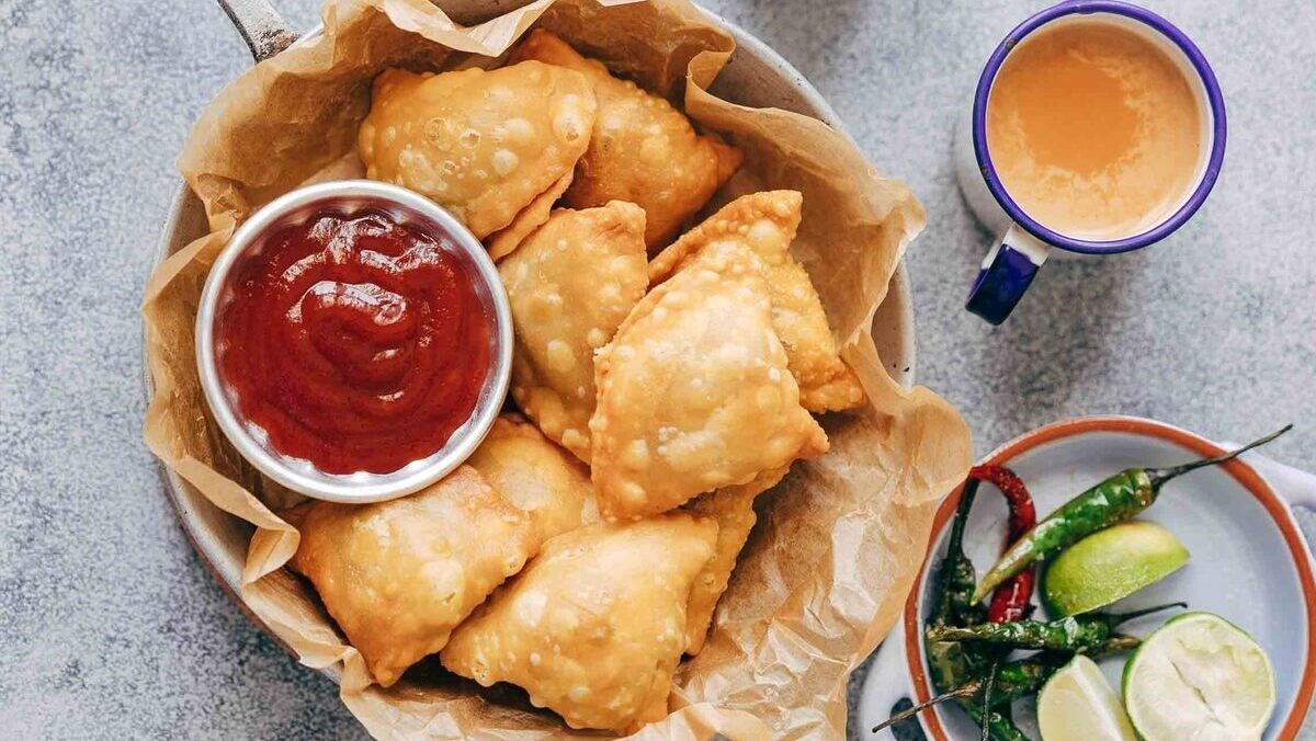 Samosa là một loại bánh chiên ăn vặt có hình tam giác của người Ấn. 