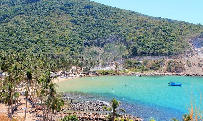 Hòn Sơn hiện lên như một quả núi khổng lồ trên màu nền xanh thẳm của đại dương