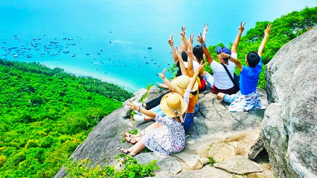 Từ đồi Ma thiên Lãnh có thể ngắm nhìn không gian mênh mông, xanh thẳm của biển trời