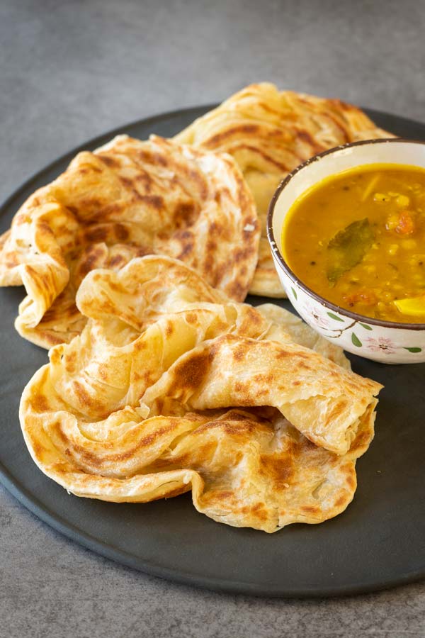 Roti Canai là sự kết hợp giữa trứng gà, bơ sau đó được mang đi tráng móng. 