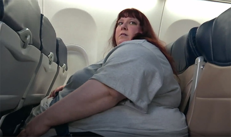 Chỗ ngồi lý tưởng dành cho những hành khách quá khổ là hàng ghế gần cửa thoát hiểm.