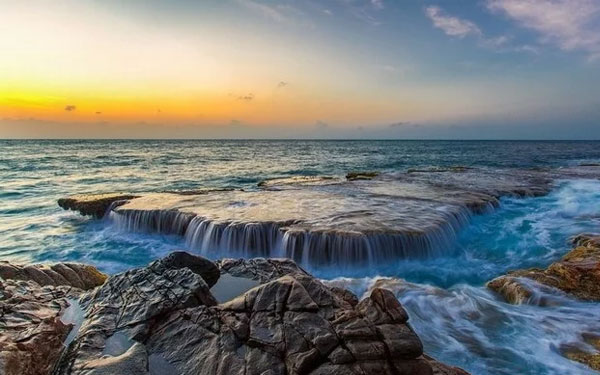 Hang Rái sở hữu vẻ đẹp hùng vỹ cùng view hướng ra biển cực chill