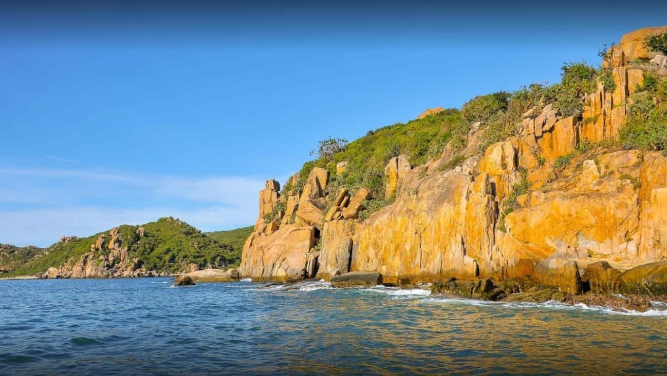 Mũi Đá Vách trông tựa một bức tường sừng sững giữa biển