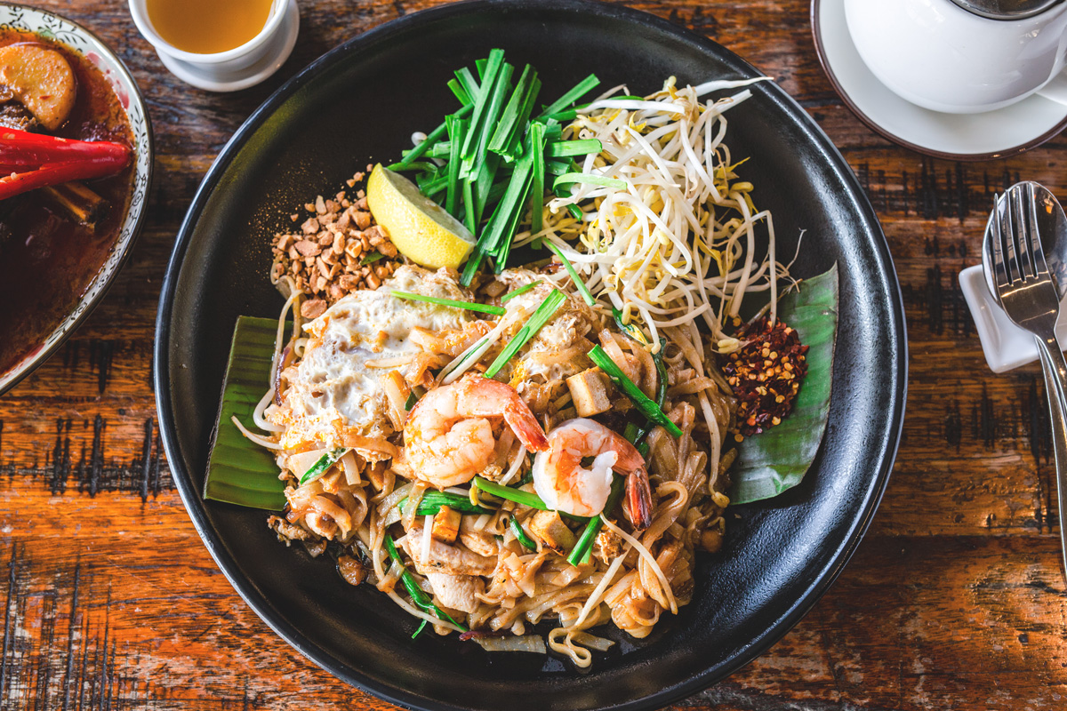 Pad Thai theo người Việt thì gọi đây là món mì xào những là mang một nét đặc trưng riêng đó là những sợi mì được làm trực tiếp từ gạo.