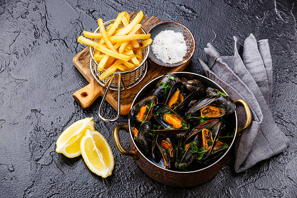 Đây là món ăn được chế biến từ những con trai tươi hầm cùng bia hoặc rượu vang trắng