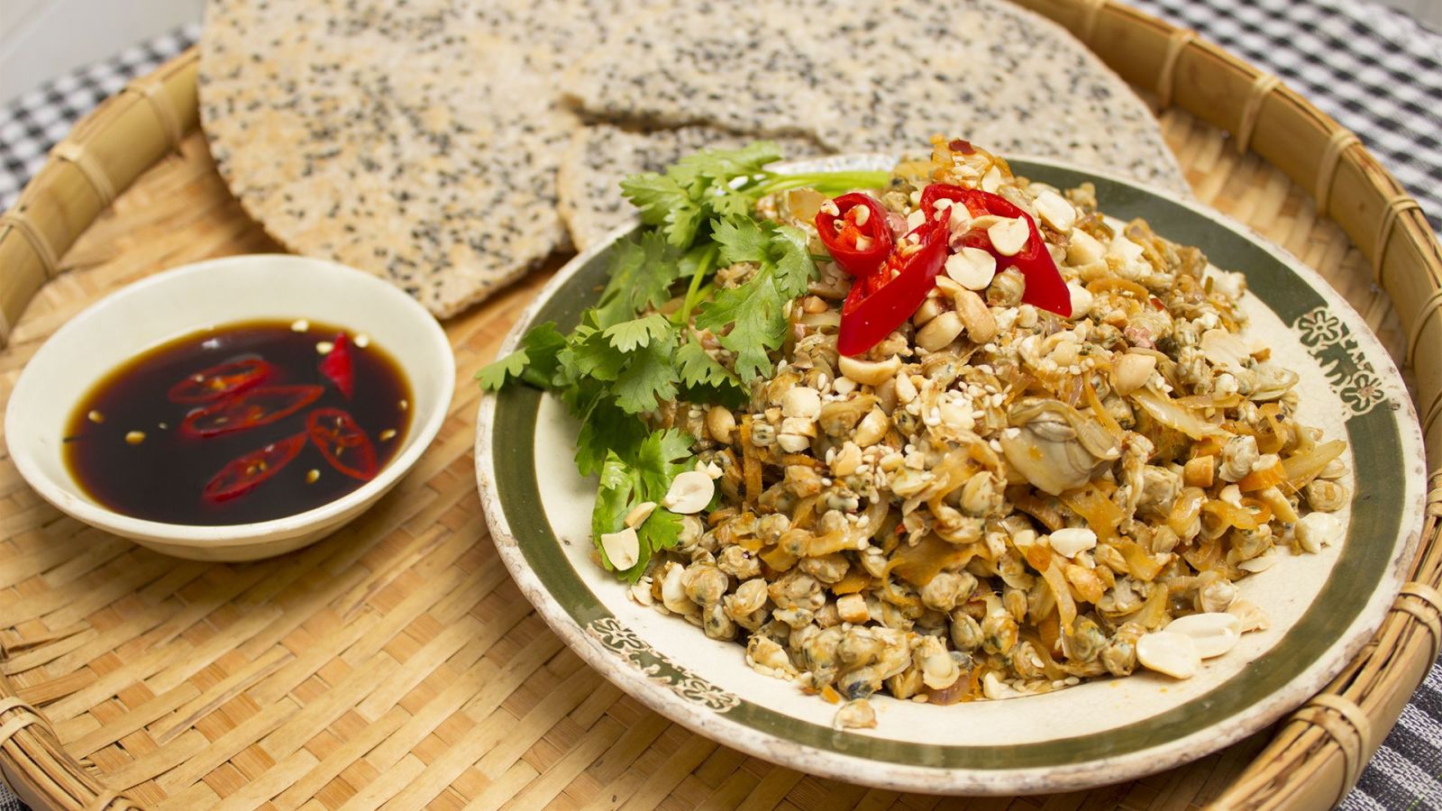 Bánh đa xúc hến là món ngon hấp dẫn bạn không nên bỏ lỡ khi đi du lịch Nghệ An