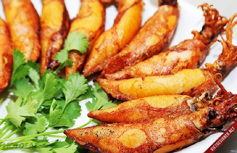 Mực nháy nướng Cửa Lò có màu sắc bắt mắt với hương vị đậm đà