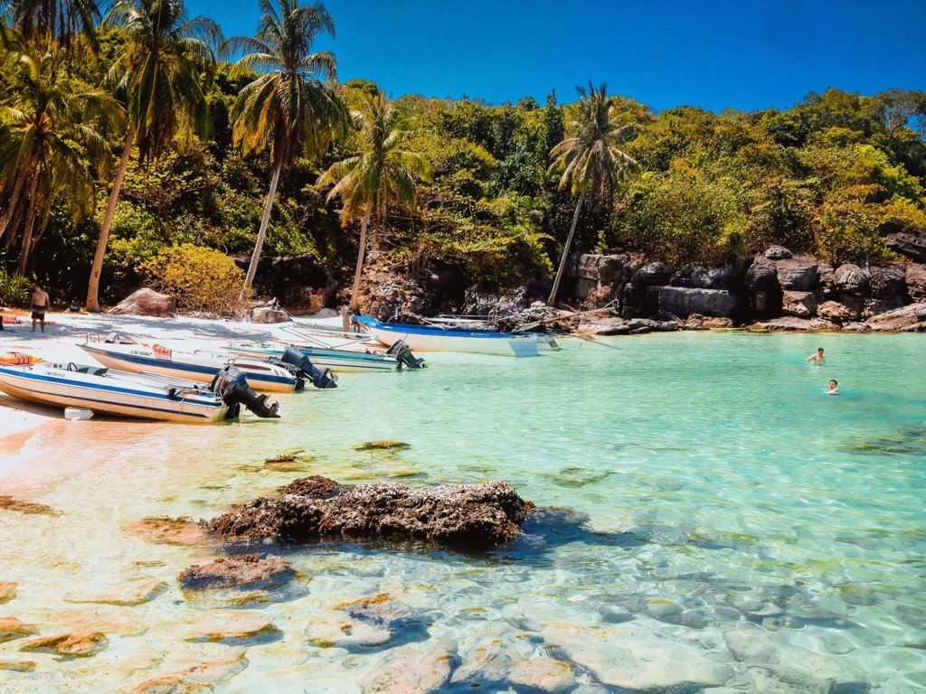 Hòn Gầm Ghì sở hữu vẻ đẹp hoang sơ