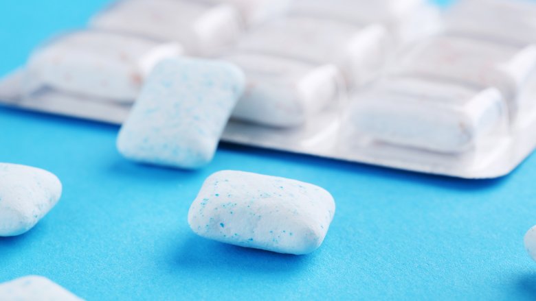 Nuốt nước bọt, nhai kẹo cao su là phương pháp chống ù tai hiệu quả