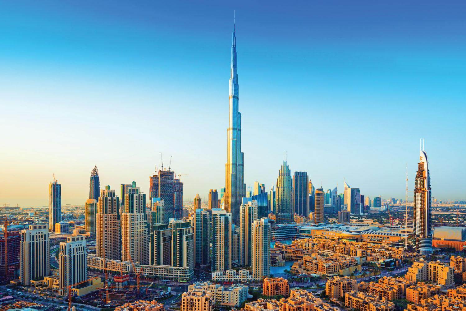 Toà tháp Burj Khalifa là điểm đến hấp dẫn không thể bỏ qua khi du lịch Dubai