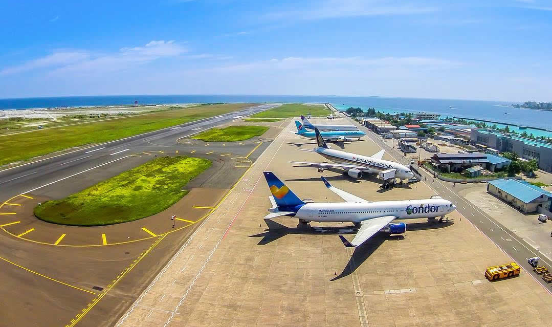 Du khách hạ cánh xuống sân bay Male khi du lịch Maldives