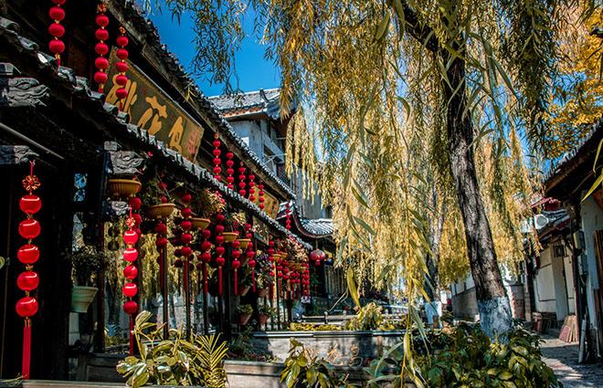 Khi du khách đặt chân tới Lệ Giang sẽ bắt gặp những ngôi nhà có hàng trăm năm tuổi.