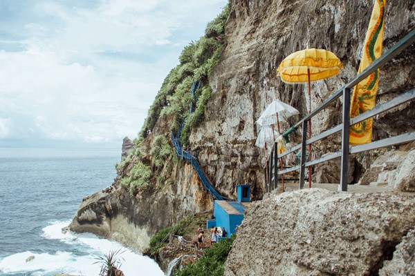 Đây là thác nước tự nhiên được đổ xuống từ vách núi qua một hồ bằng đá. Peguyangan sở hữu khung cảnh vô cùng hùng vĩ và đẹp nên thơ.