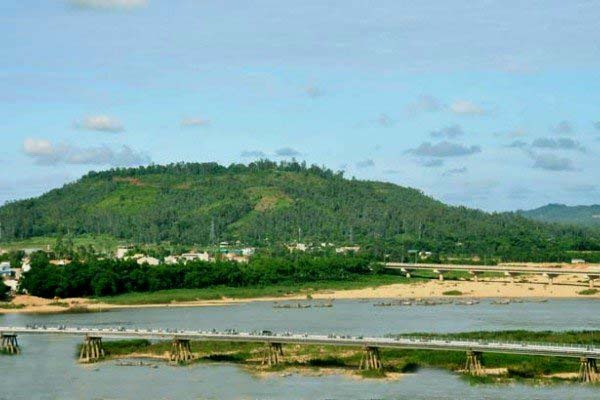 Núi Thiên Ấn có hình dạng tựa một chiếc ấn của trời cao niêm xuống dòng sông Trà Khúc