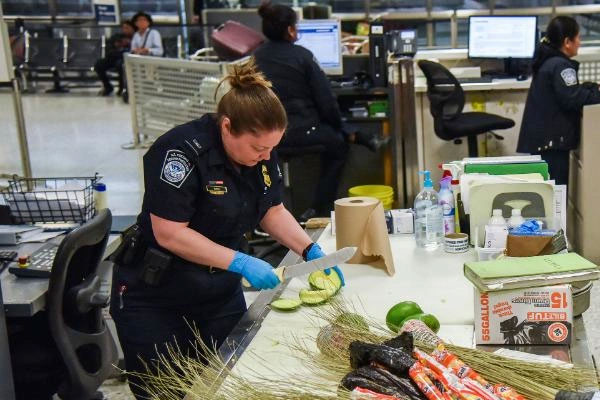 Mỹ kiểm soát nghiêm ngặt tất cả những loại thực phẩm du khách mang theo khi nhập cảnh