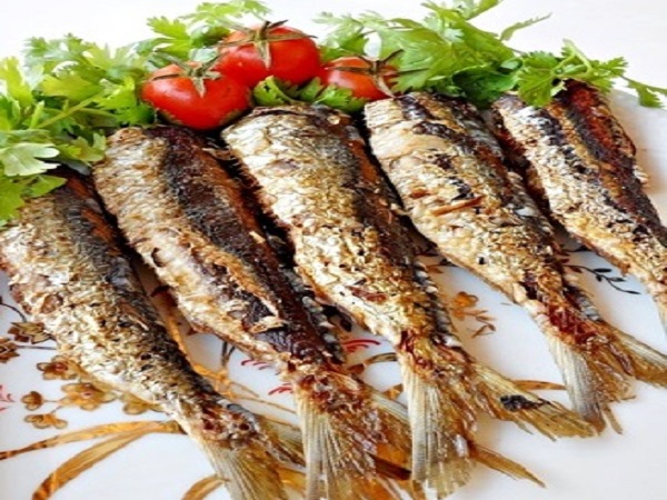 Cá trích nướng là món ăn độc đáo có vị rất thơm và bùi