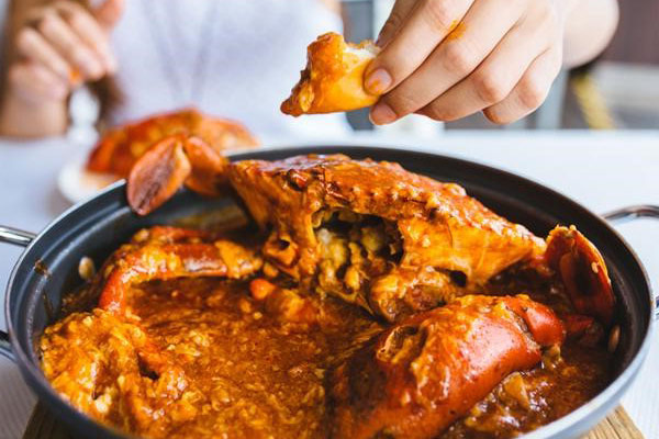 Bên cạnh món cơm gà Hải Nam nổi tiếng thì của sốt ớt cay nồng là món ăn nhất định du khách phải thử nếu như có dịp tới thăm Singapore. 