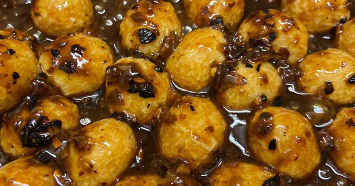 Cà ri cá viên là món ăn du khách dễ dàng tìm thấy ở bất kỳ gian hàng ẩm thực đường phố nào.